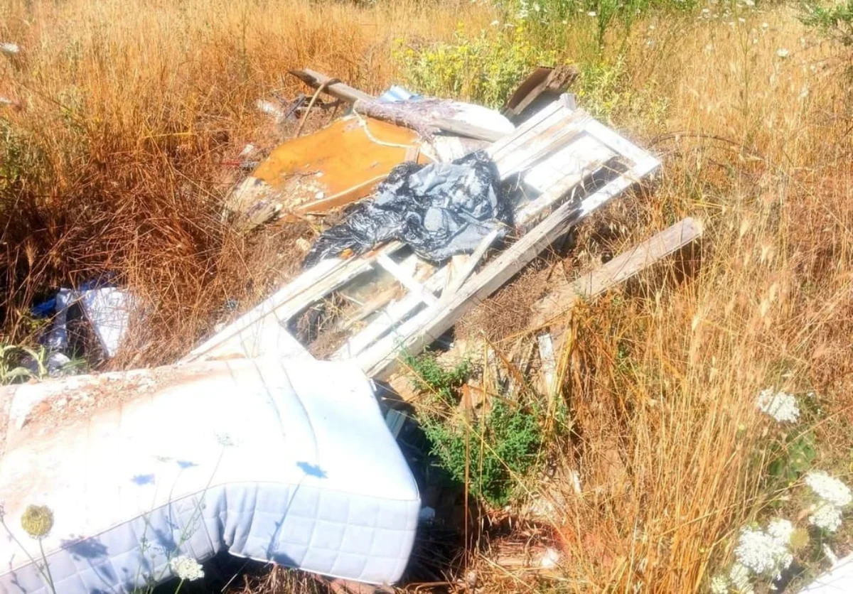 Έφτιαξαν μια... πυριτιδαποθήκη και την άφησαν στα χόρτα! 1 gialia skoupidia