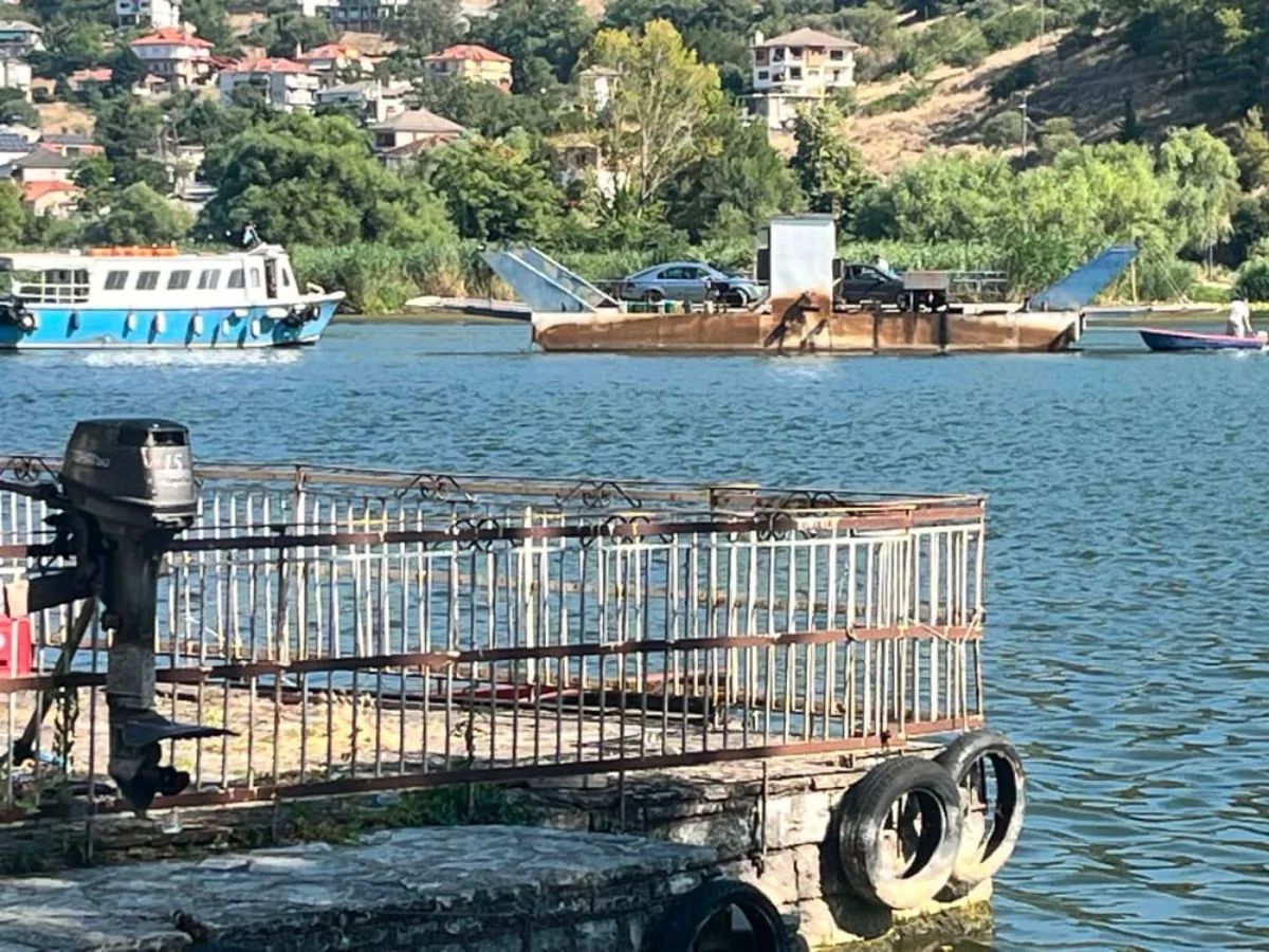 Ακινητοποιήθηκε στη μέση της λίμνης η πλατφόρμα για το Νησί Ιωαννίνων – Έσπασε η αλυσίδα 1 platforma nisi