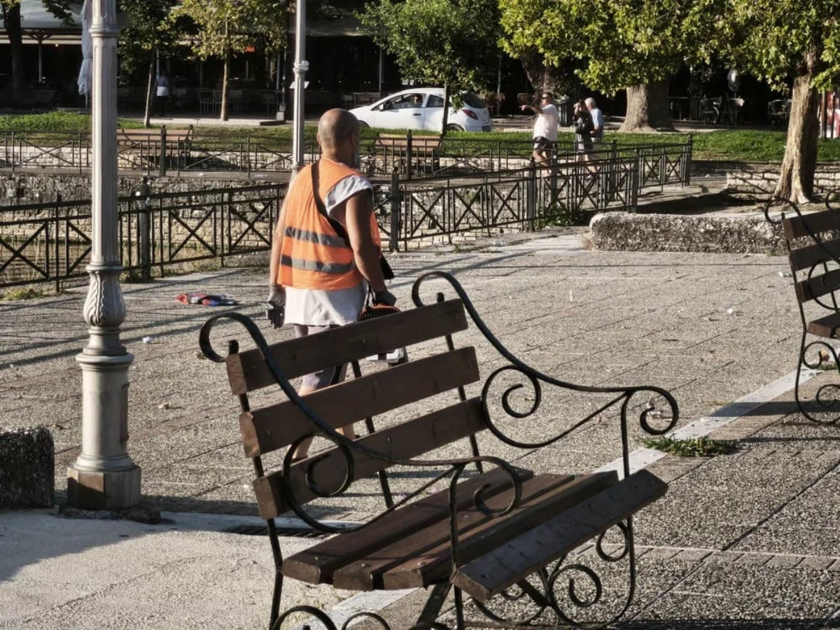 Άδειοι κάδοι, γεμάτη πλατεία με σκουπίδια – Η εικόνα στην πλατεία Μαβίλη 2 mavili skoupidia