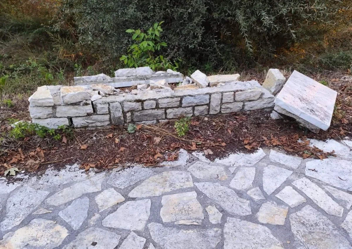 Νέος γύρος βανδαλισμών.. Ξέσπασαν στα πέτρινα παγκάκια του ποδηλατόδρομου! 1 pagkakia petrina