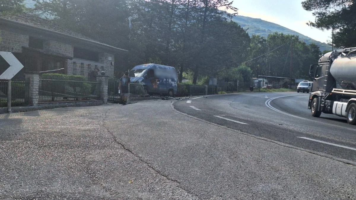 Καλπάκι: Όχημα εξετράπη και «καρφώθηκε» στην περίφραξη του Πολεμικού Μουσείου 1 polemiko mouseio atixima