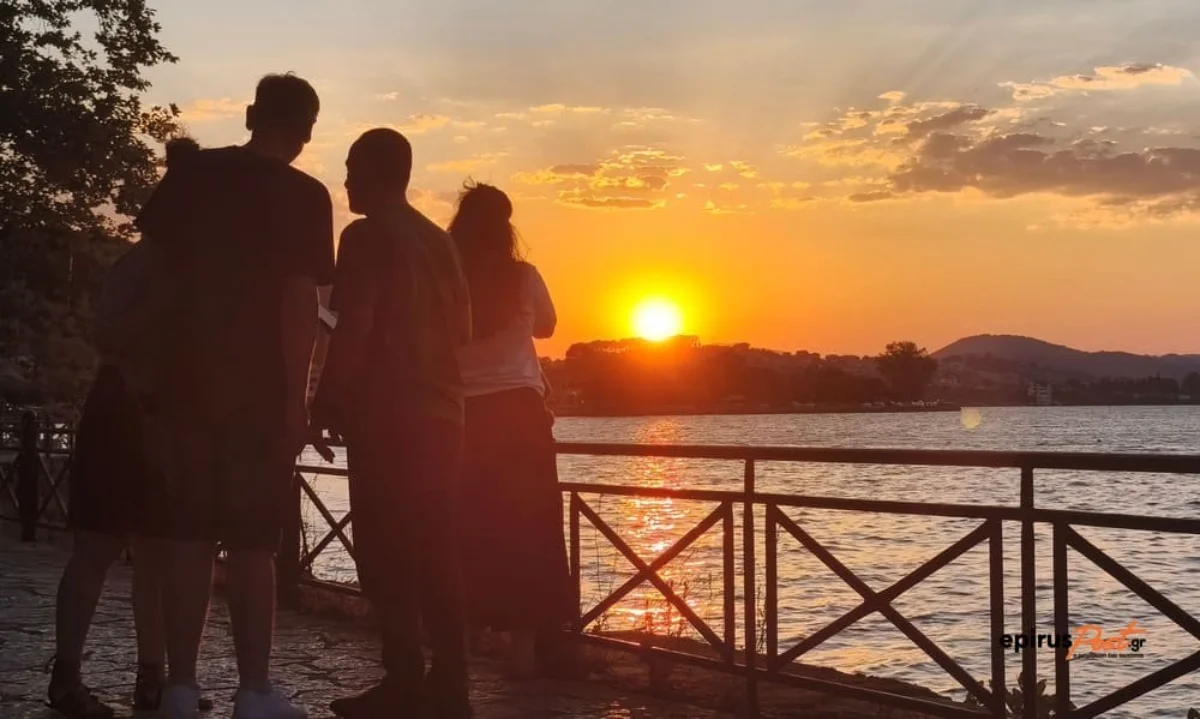 Η έκλειψη Ηλίου «συνάντησε» το ηλιοβασίλεμα στη λίμνη των Ιωαννίνων- Εικόνες 1 εκλειπσι ιλιοσ