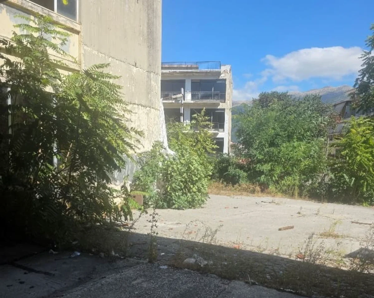 «Ωρολογιακή βόμβα» 15 ετών στα Γιάννενα – Καταγγελία για αμίαντο και ναρκωτικά δίπλα σε Γυμνάσιο 1 ktel atinon