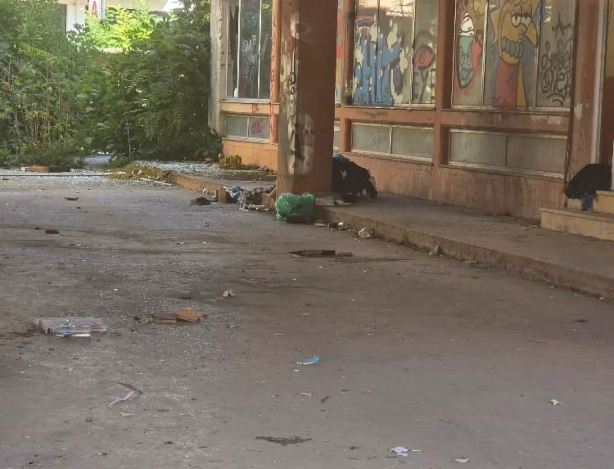 «Ωρολογιακή βόμβα» 15 ετών στα Γιάννενα – Καταγγελία για αμίαντο και ναρκωτικά δίπλα σε Γυμνάσιο 2 ktel atinon