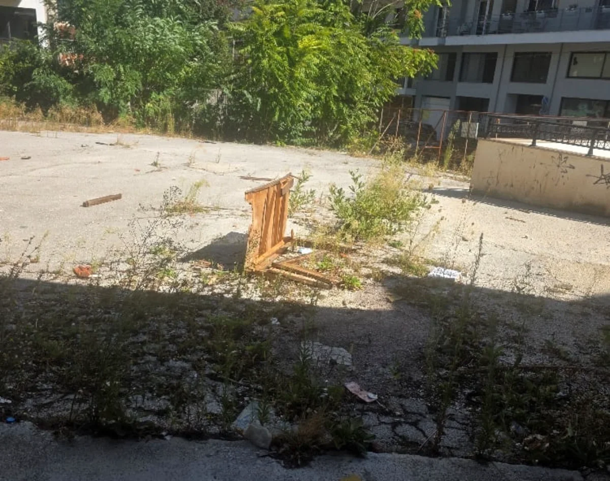 «Ωρολογιακή βόμβα» 15 ετών στα Γιάννενα – Καταγγελία για αμίαντο και ναρκωτικά δίπλα σε Γυμνάσιο 3 ktel atinon