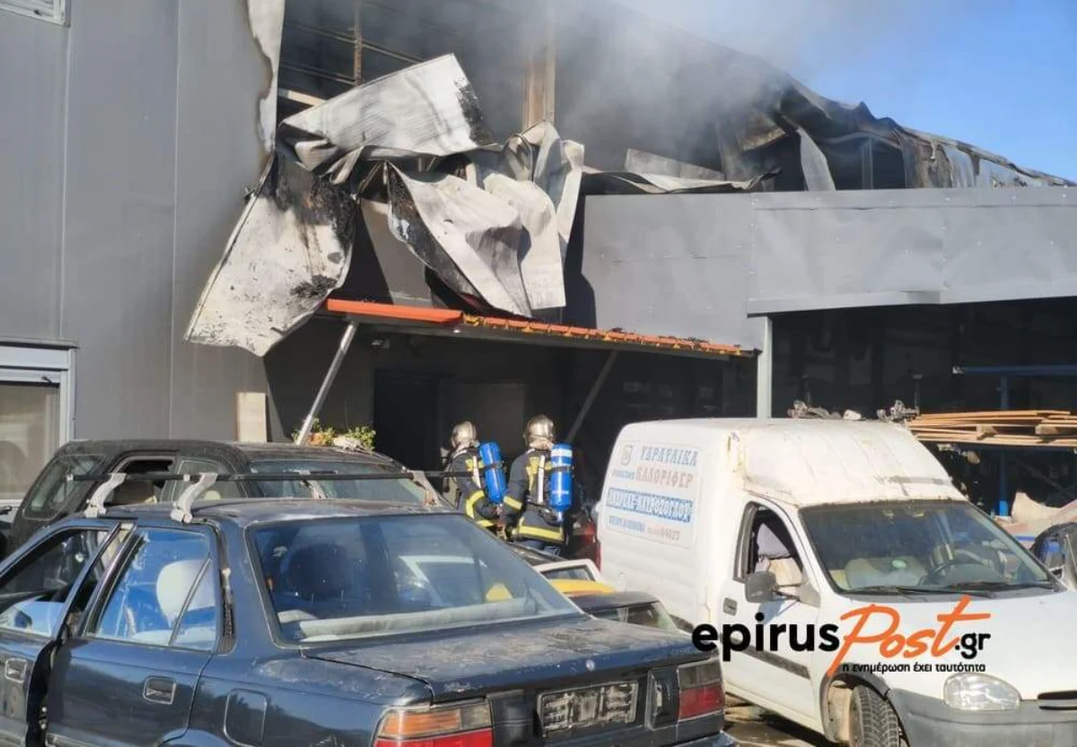 Στις φλόγες επιχείρηση ανακύκλωσης οχημάτων στη Μπάφρα- Ένας τραυματίας Εικόνες 2 mpafra epixeirisi