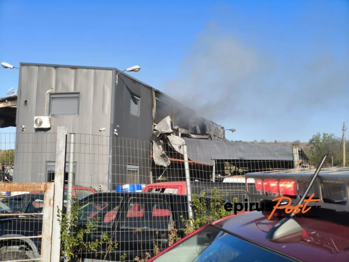 Στις φλόγες επιχείρηση ανακύκλωσης οχημάτων στη Μπάφρα- Ένας τραυματίας Εικόνες 1 mpafra epixeirisi