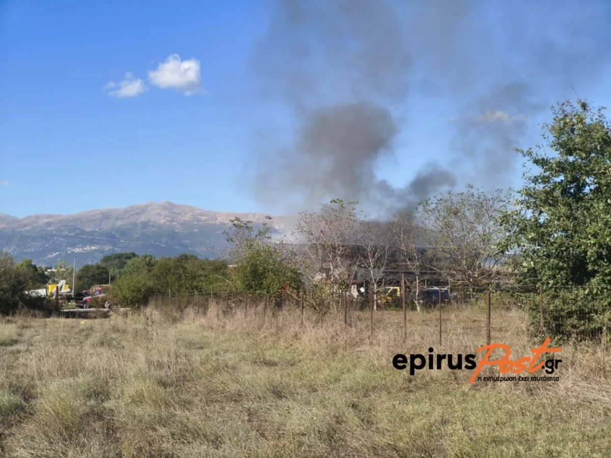 Στις φλόγες επιχείρηση ανακύκλωσης οχημάτων στη Μπάφρα- Ένας τραυματίας Εικόνες 3 mpafra epixeirisi