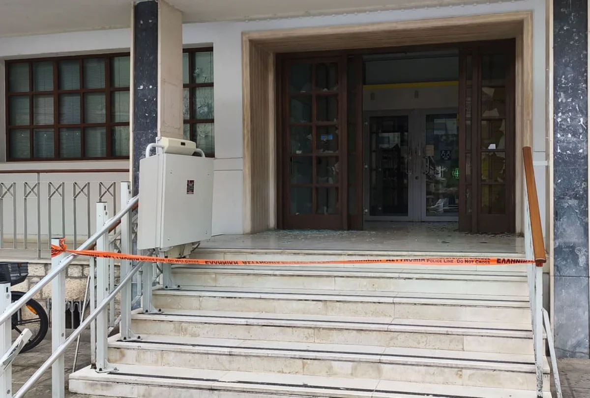 «Γυαλιά καρφιά» η Τράπεζα Πειραιώς στα Γιάννενα – Νυχτερινή επίθεση από ομάδα κουκουλοφόρων 1 peiraios