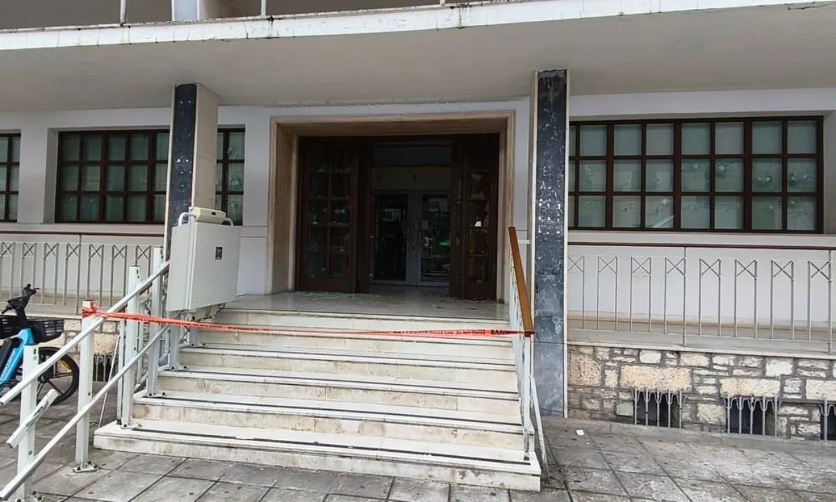 «Γυαλιά καρφιά» η Τράπεζα Πειραιώς στα Γιάννενα – Νυχτερινή επίθεση από ομάδα κουκουλοφόρων 3 peiraios