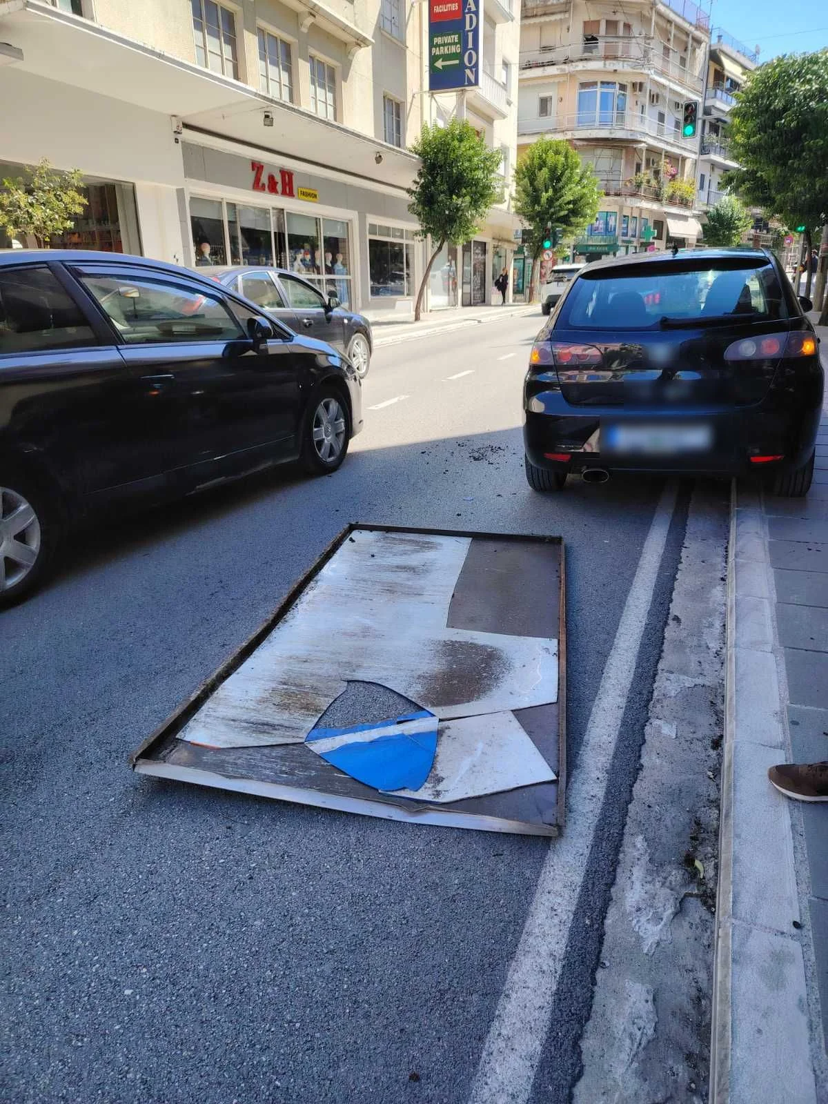 Πινακίδα αποκολλήθηκε από οικοδομή στην 28ης Οκτωβρίου έπεσε σε ΙΧ και κατέληξε στο οδόστρωμα! 1 pinakida