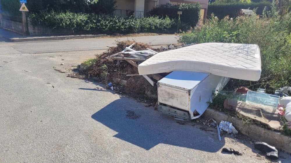Έσκαψε η ΔΕΥΑΙ, έμειναν τα μπάζα κι έγινε χωματερή στη Βρυσούλα! 1 vrisoula ogkodi