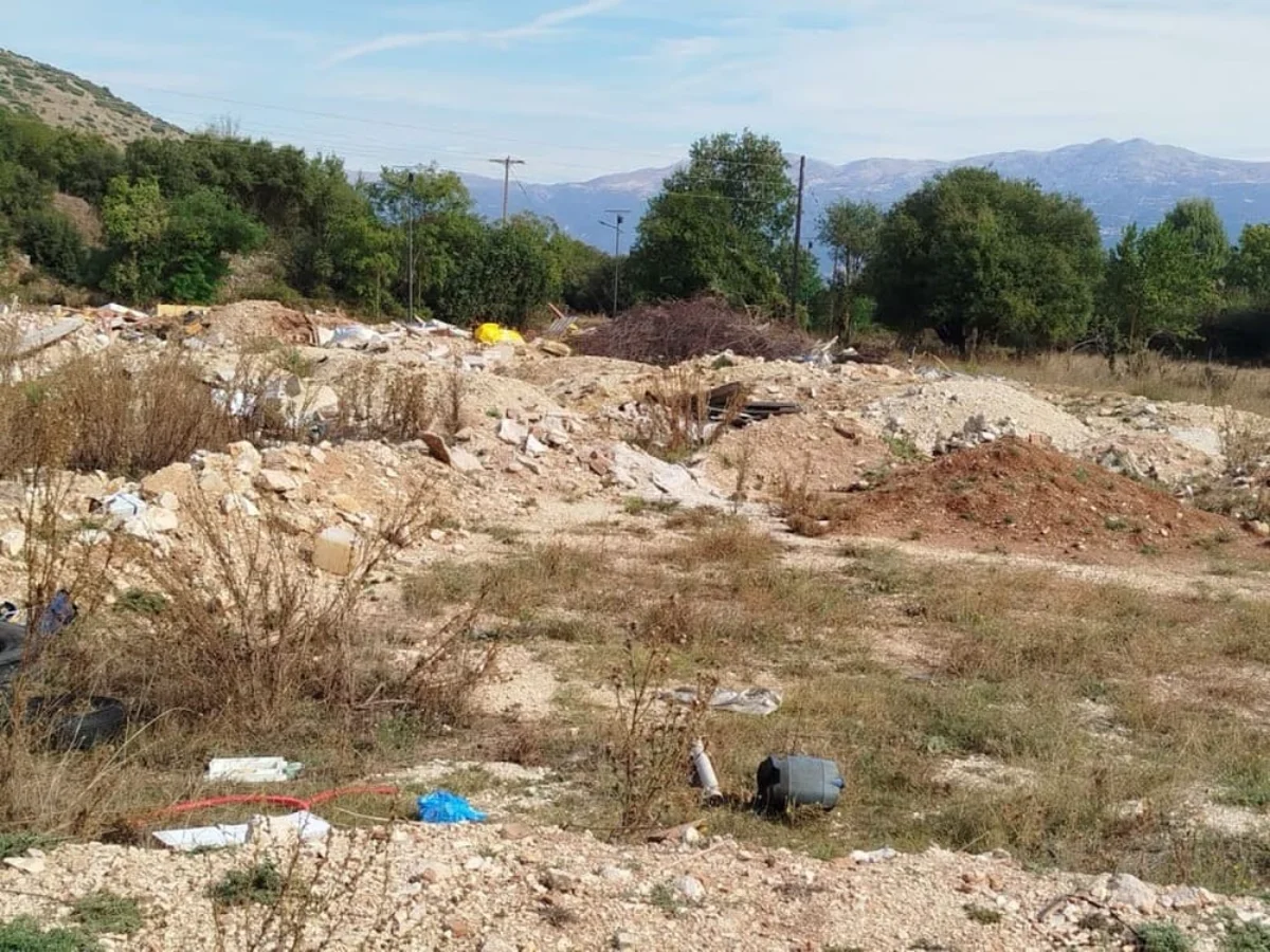 Ανεξέλεγκτη χωματερή κάτω από την Εγνατία 2 xomateri egnatia pdini