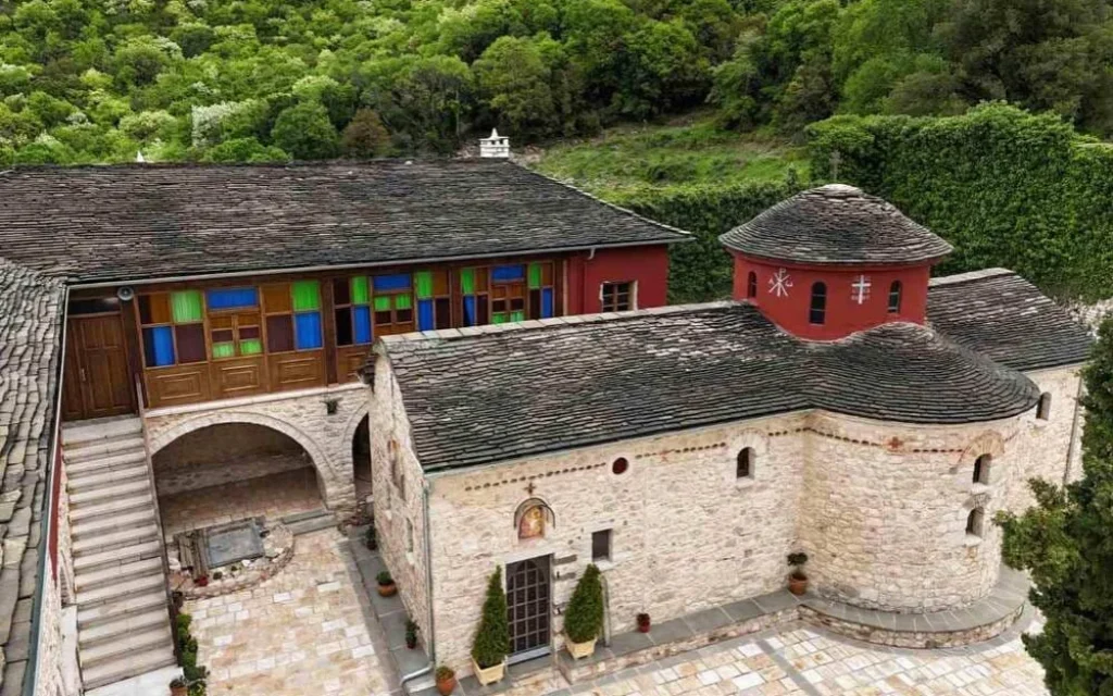 monastiri asprageloi