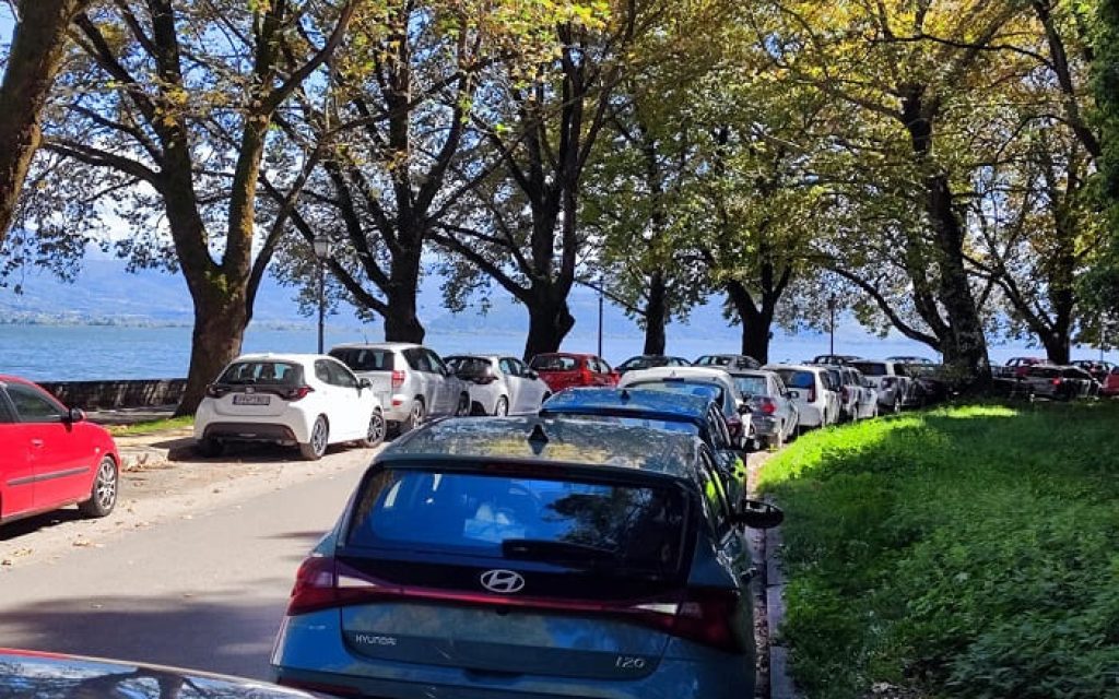 paralimnios parking1