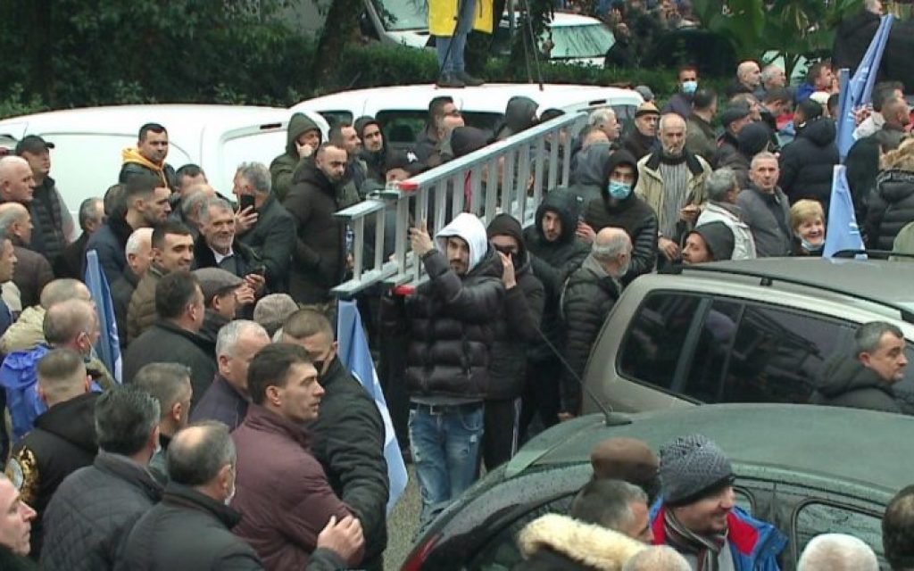 tirana epeisodia