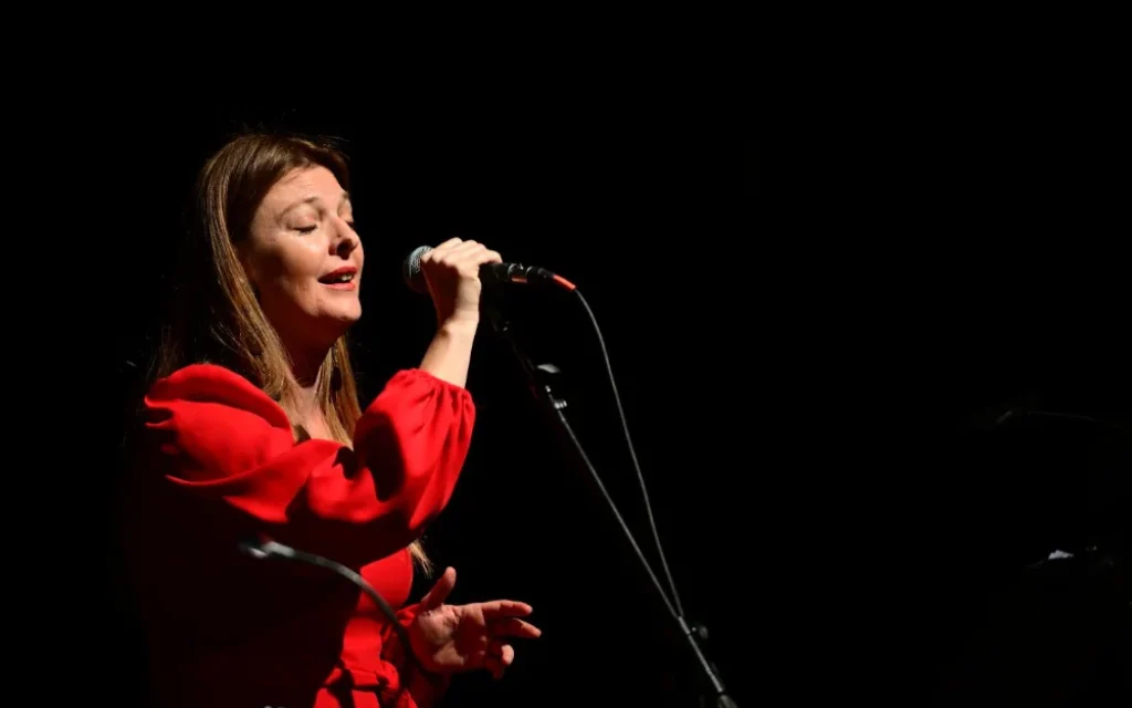 tragoudia tiw mesogeiou